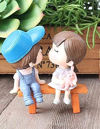 Chocozone Kissing Couple on Bench Resin Showpiece Couple Miniatures Romantic Gifts for Boyfriend